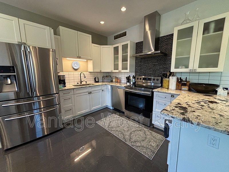 1st image of 935B Laurier Ave