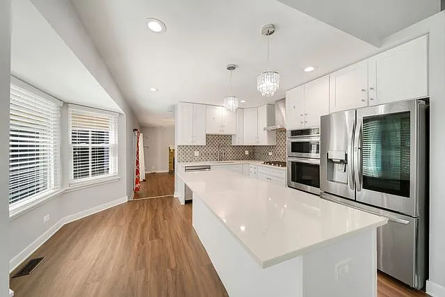 4 bed, 2.5 bath, 2111 sqft, $3,990 — Photo 4