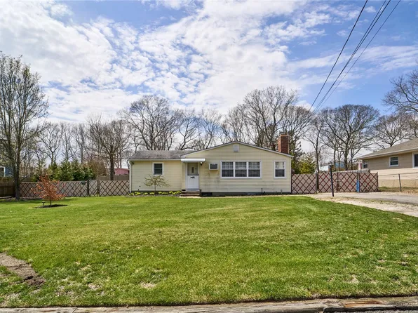 221 W End Avenue, Shirley, NY 11967