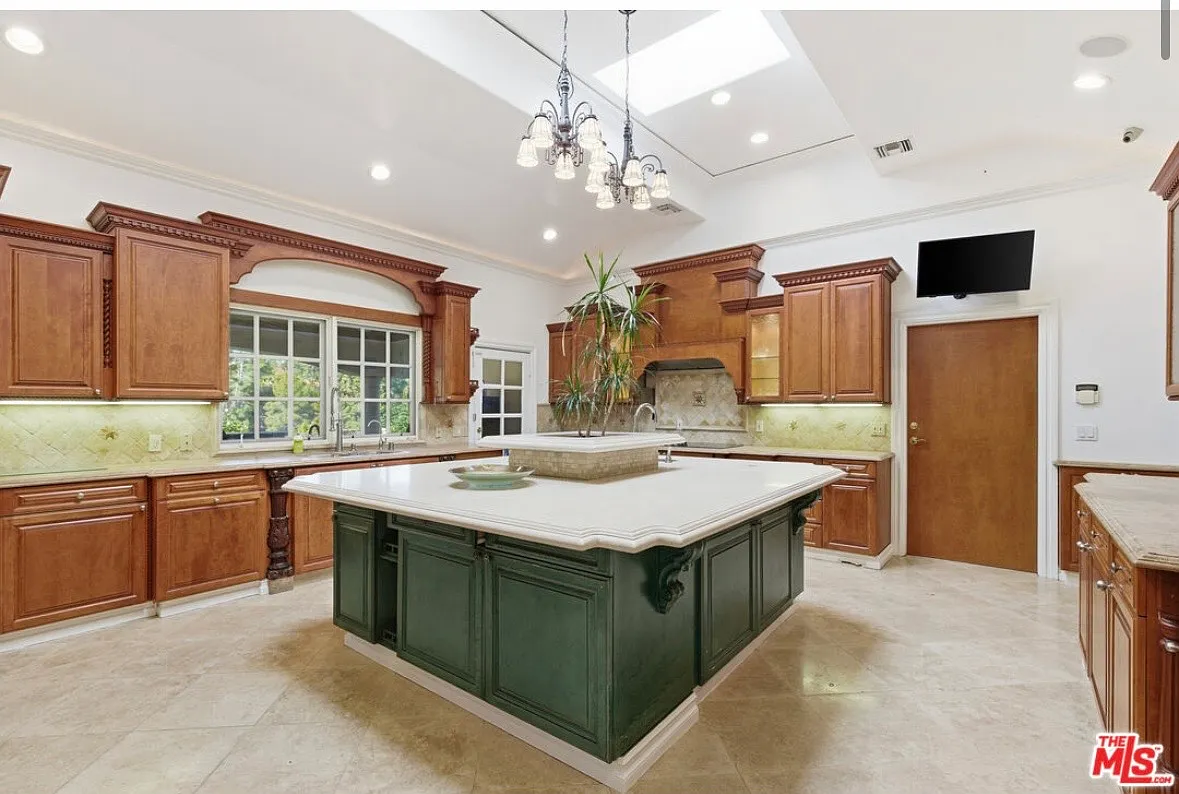 4 bed, 3100 sqft, $9,000 — Photo 4