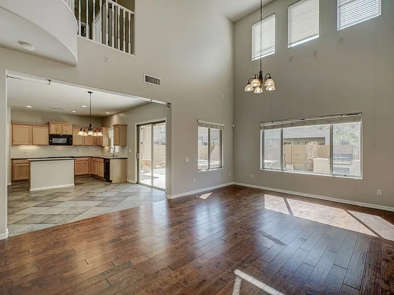 2143 W Marconi Ave — Photo 4