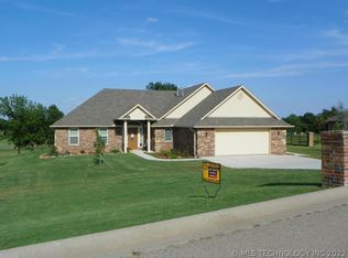 913 Country Club Dr, Cushing, OK 74023
