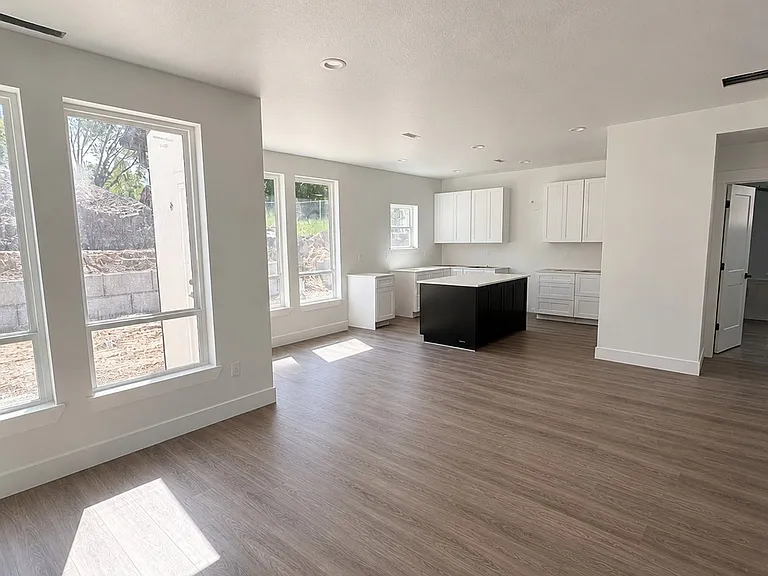 1537 S 600th St E — Photo 26