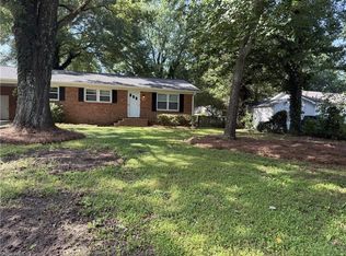 8127 Renfrew Rd, Greensboro, NC 27409