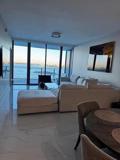 3 bed, 1783 sqft, $10,500 — Photo 3