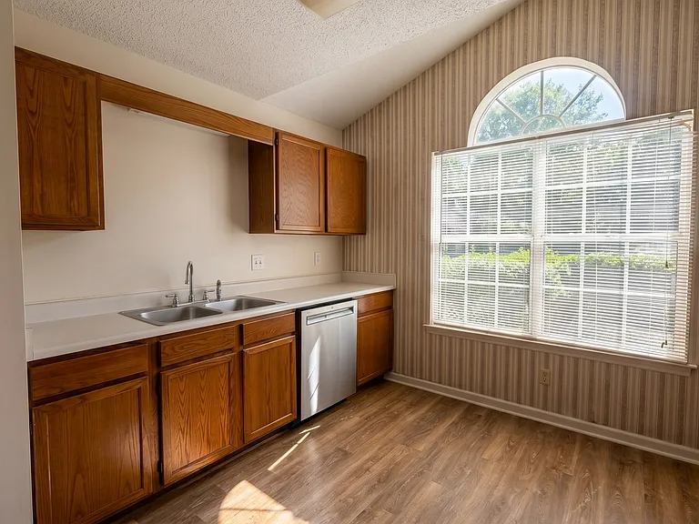 36 Le Moyne Dr — Photo 1