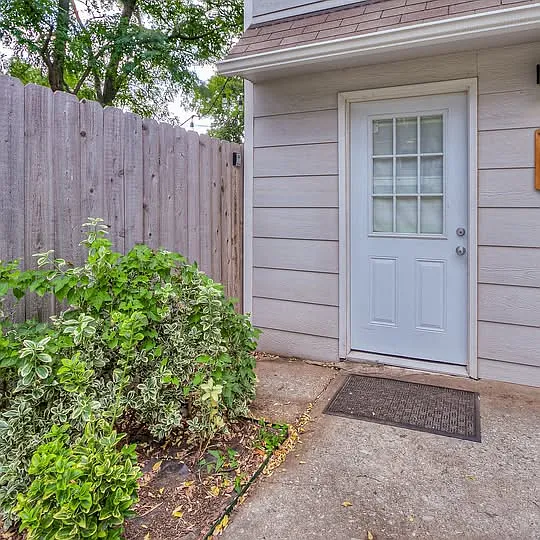 2 bed, 1100 sqft, $1,525 — Photo 2