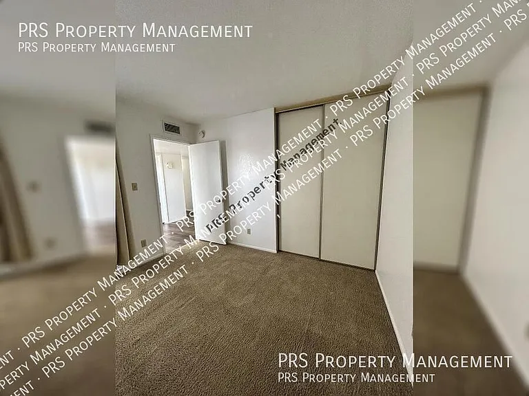 329 E Ambassador Dr — Photo 27