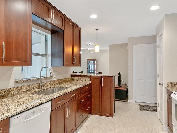4th image of 403 Dartmouth Ave