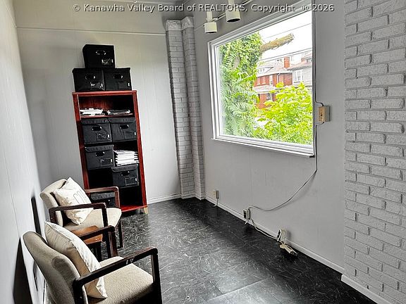 5th image of 629 Virginia St W