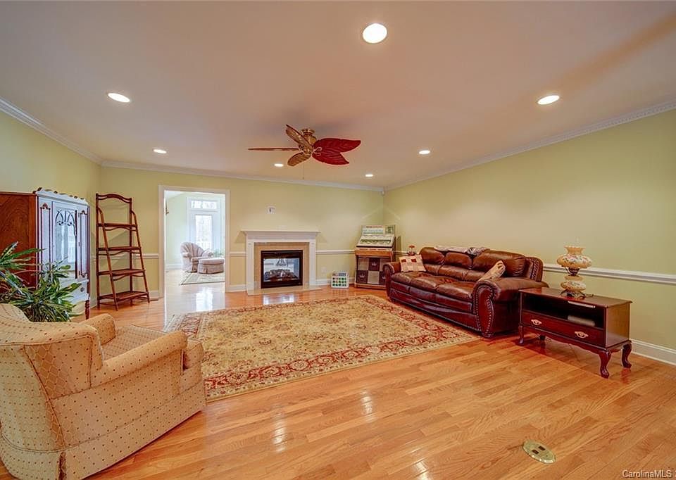 2nd image of 1007 Shirley Dr