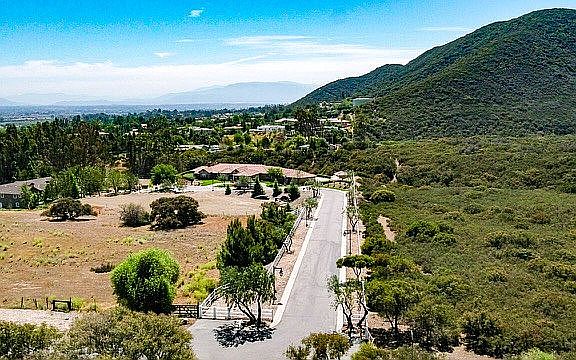3rd image of 42995 Grace Ln