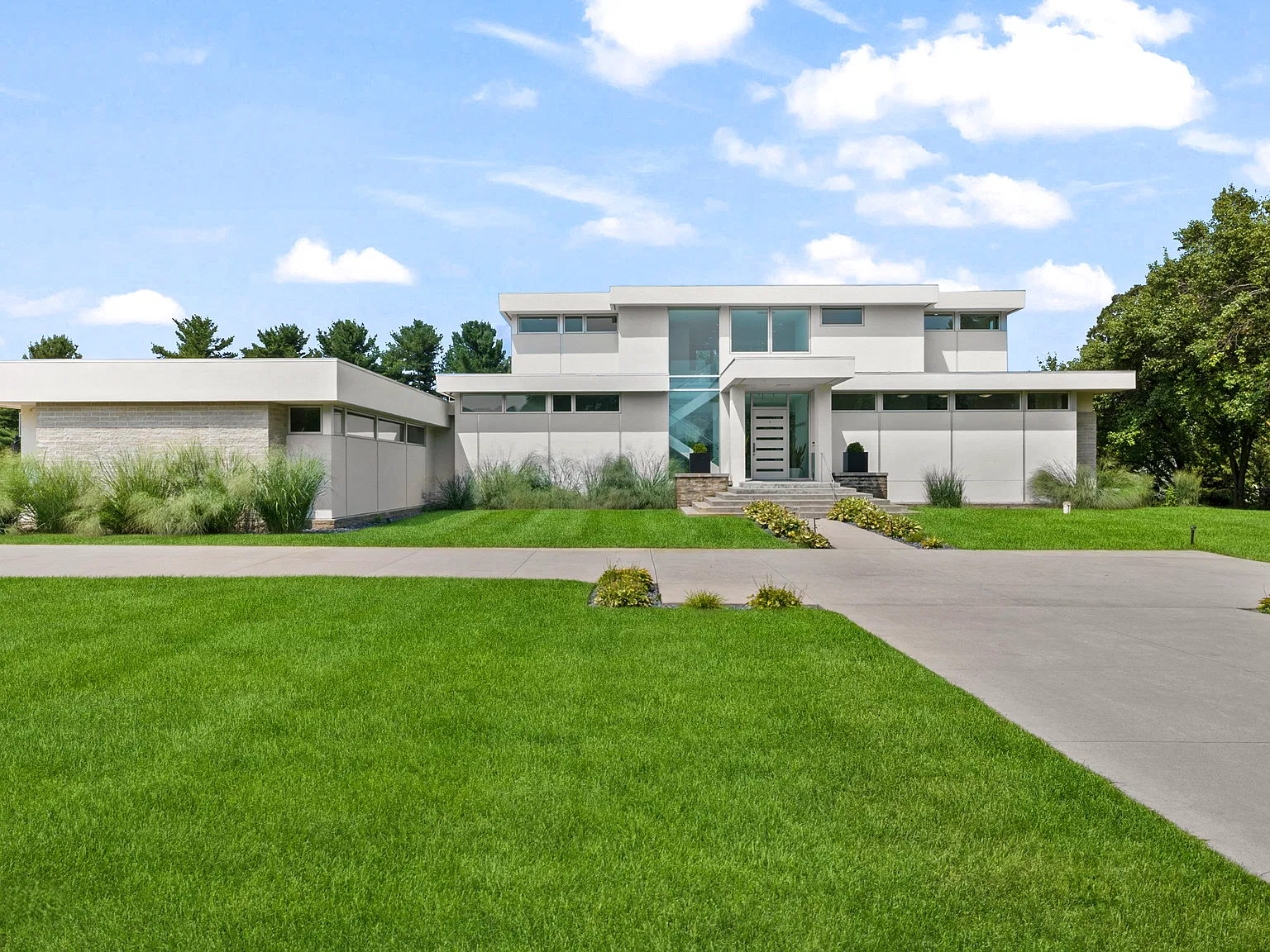 4 bed, 4.5 bath, 5607 sqft, $7,500 — Photo 2