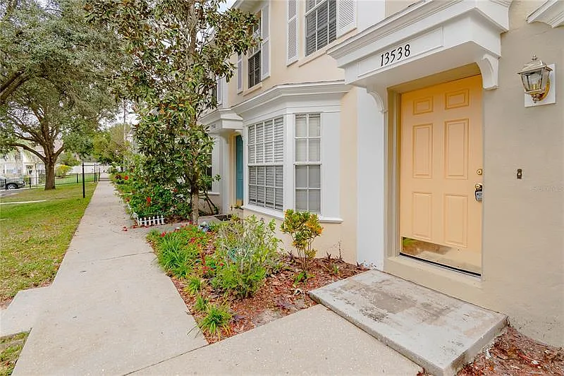2 bed, 1.5 bath, 958 sqft, $1,600 — Photo 2
