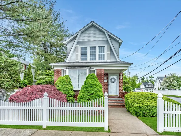 52 Charles Street, Hicksville, NY 11801