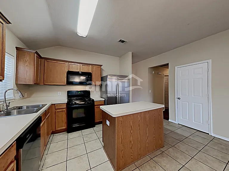 3002 Marigold Dr — Photo 3