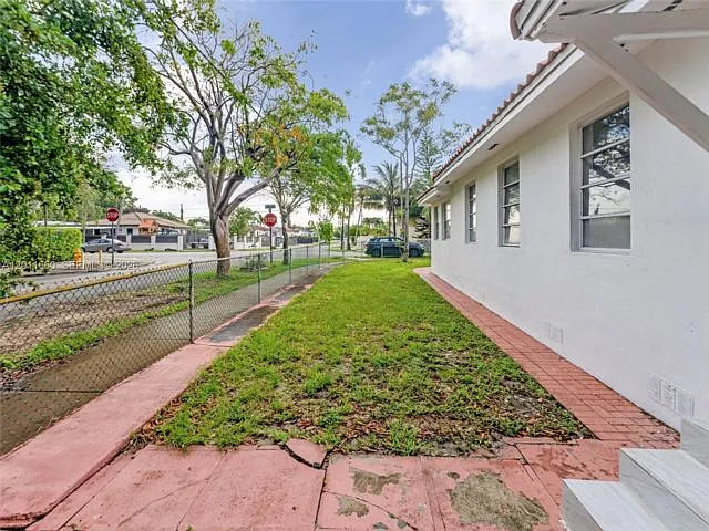 520 NW 32nd Pl — Photo 9