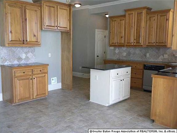 4th image of 20037 Pecan Hill Dr