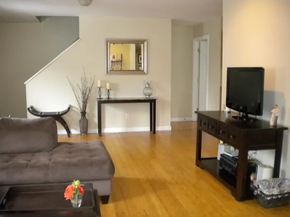 106 Rose St, Burlington, VT 05401