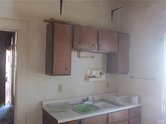 4th image of 427 Clover St