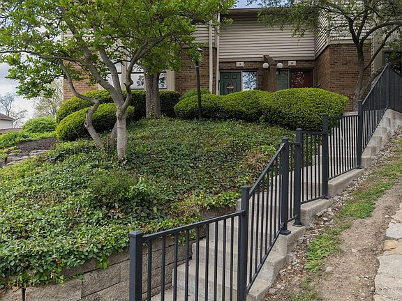 3rd image of 38 Woodcrest Ct