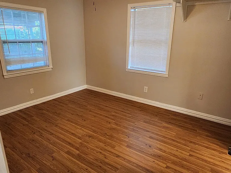808 Howell Dr — Photo 12