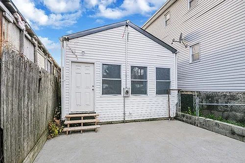224 Amber St Photo 1