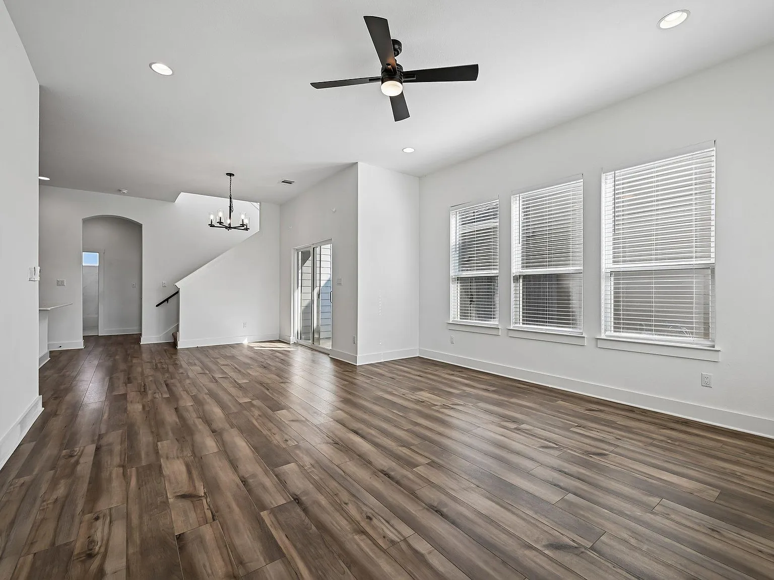 3 bed, 3.0 bath, 1905 sqft, $2,300 — Photo 3
