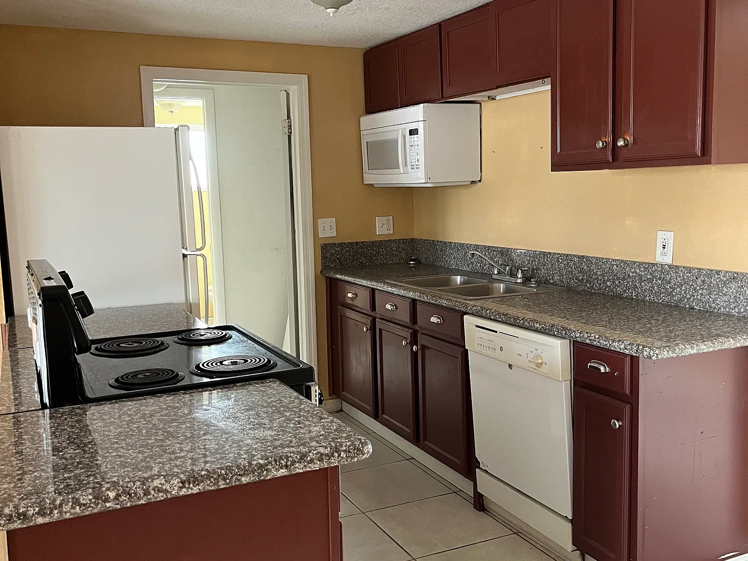 3 bed, 1051 sqft, $1,695 — Photo 3