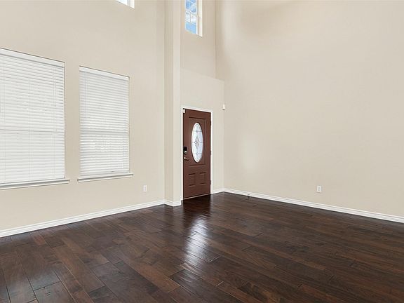 4th image of 5853 Pinebrook Dr