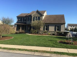 958 Castle Pond Dr, York, PA 17402