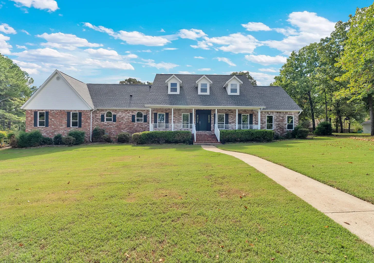Beautiful 5 Bedroom home with lots of upgrades — Photo 3