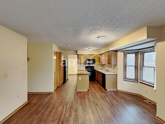 4th image of 105 Elmwood St