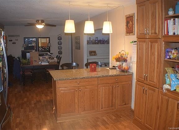 4th image of 8811 Holiday Dr
