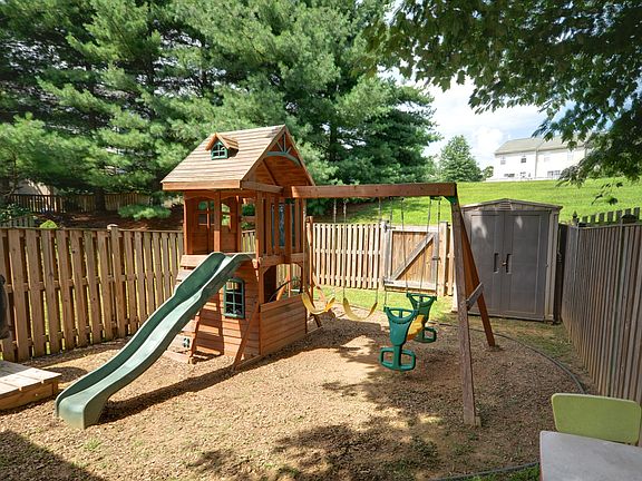 3rd image of 4 Squire Ct