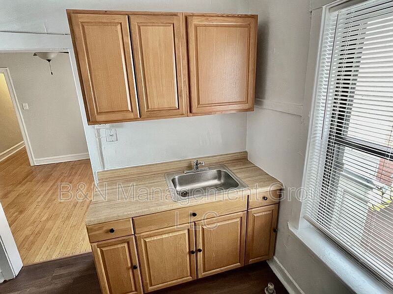 1st image of 914 W Oakdale Ave APT 3W