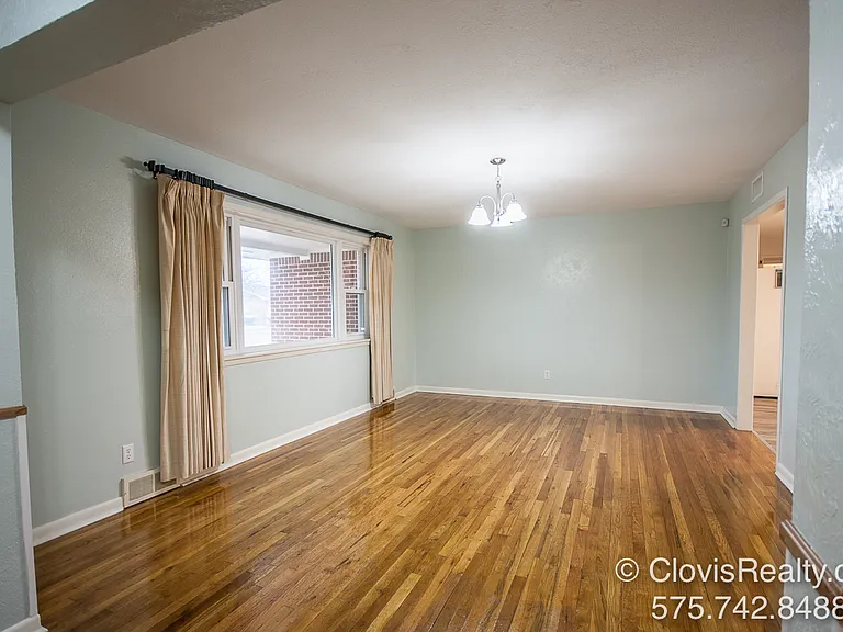 317 Murray Dr — Photo 3