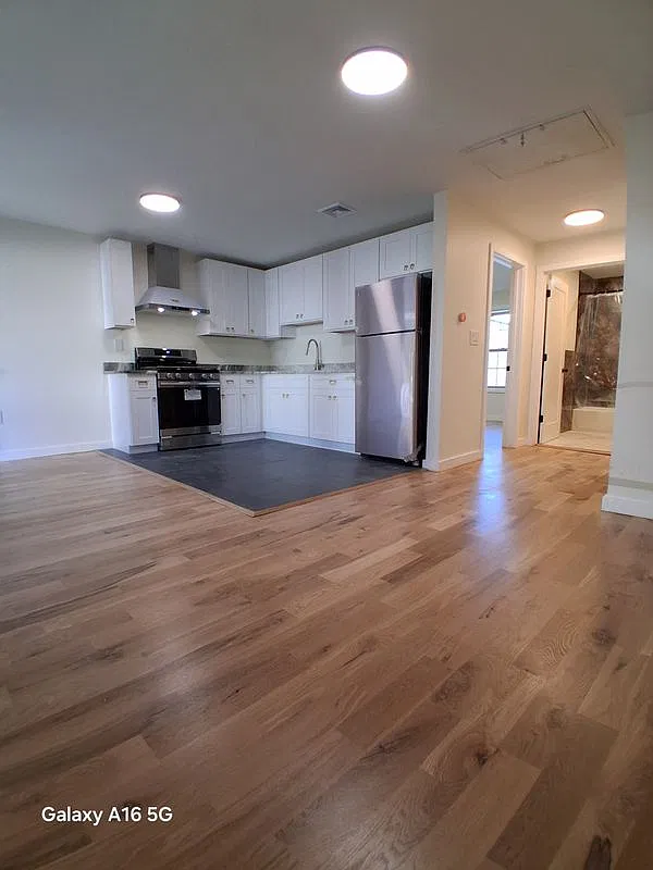 3 bed, 1.0 bath, 2200 sqft, $2,500 — Photo 2