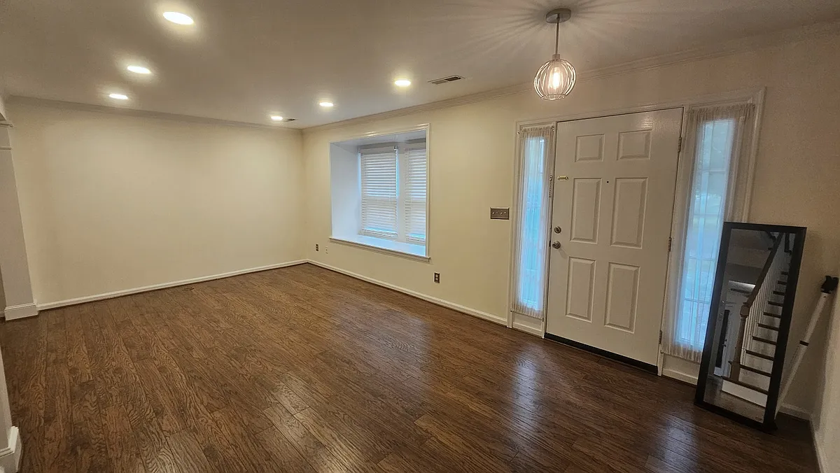 Building Photo - 3210 Gateway Cir #1