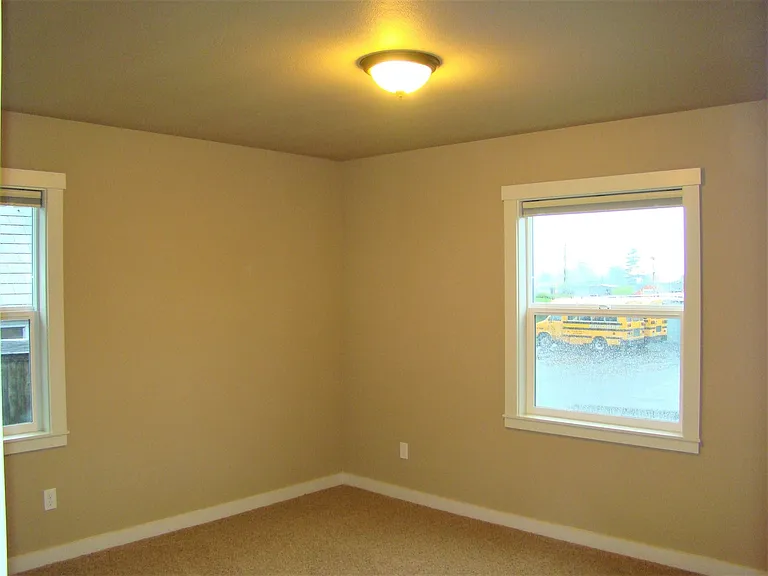 813 Niagara Ave — Photo 12