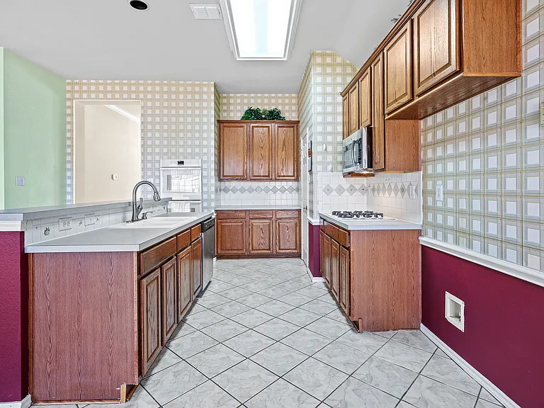2127 Ballycastle Dr — Photo 7