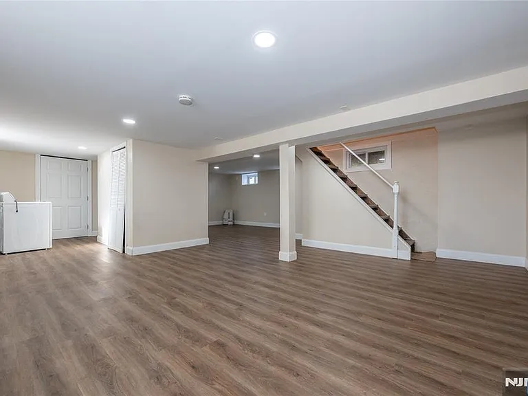 238 Van Ave — Photo 36