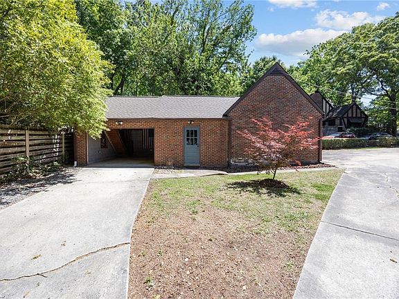 41st image of 224 W Colonial Dr