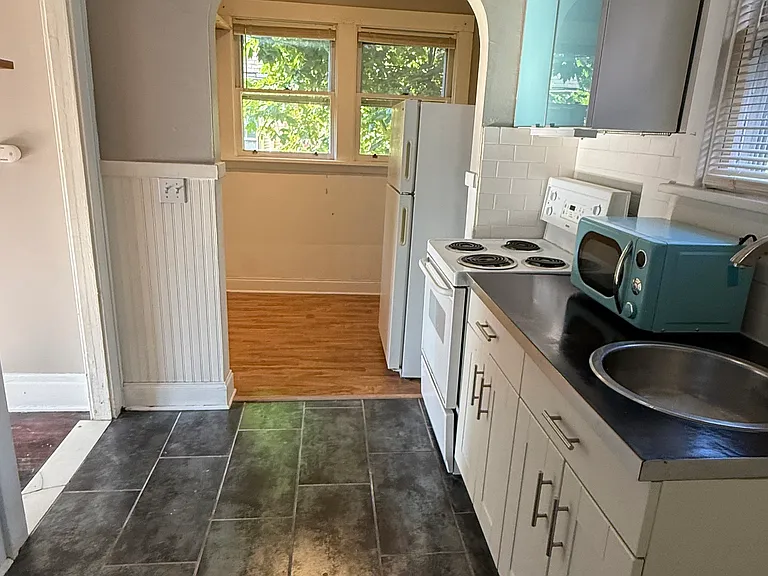 2 Arlington Pl #4 — Photo 1