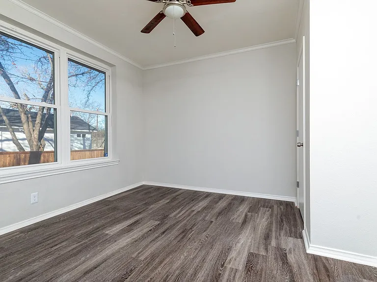 5700 Pershing Ave — Photo 8