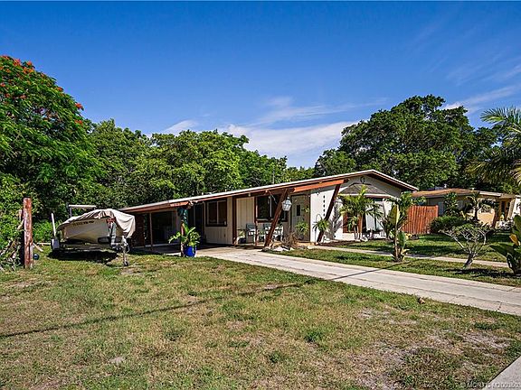 3rd image of 308 S Caloosahatchee Ave