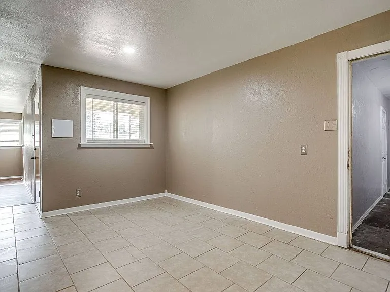 204 Mildred Ln — Photo 5