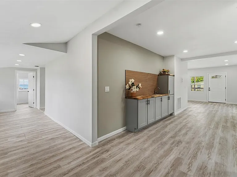 1566 NW 9th Ave — Photo 8