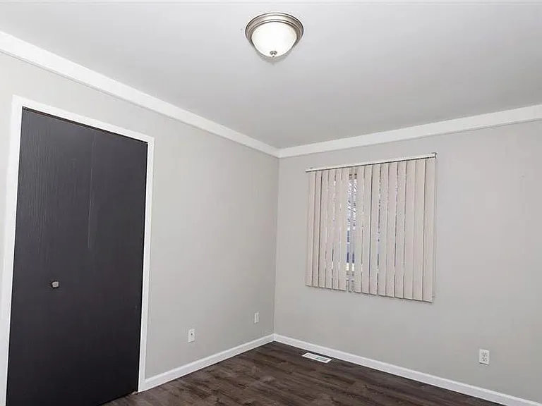 21825 Ridgeway St — Photo 11