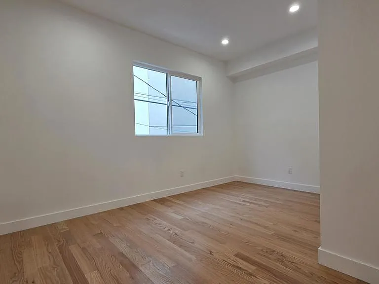 917 1/2 N Ridgewood Pl — Photo 3